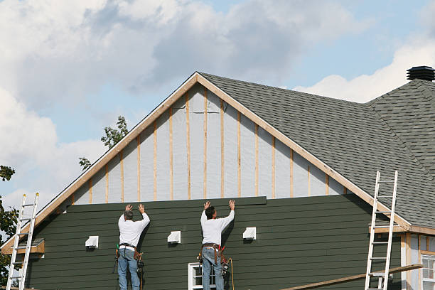 Professional Siding Installation technician working in Edgewater, NJ
